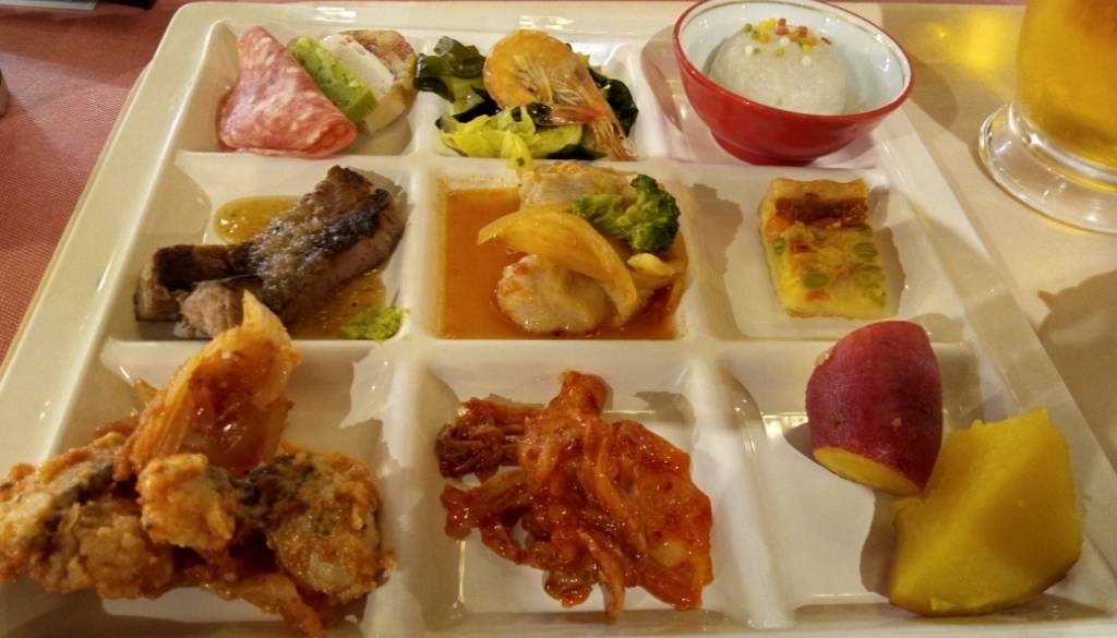 眺望の良いレストランで
朝食を召し上がれ / 1