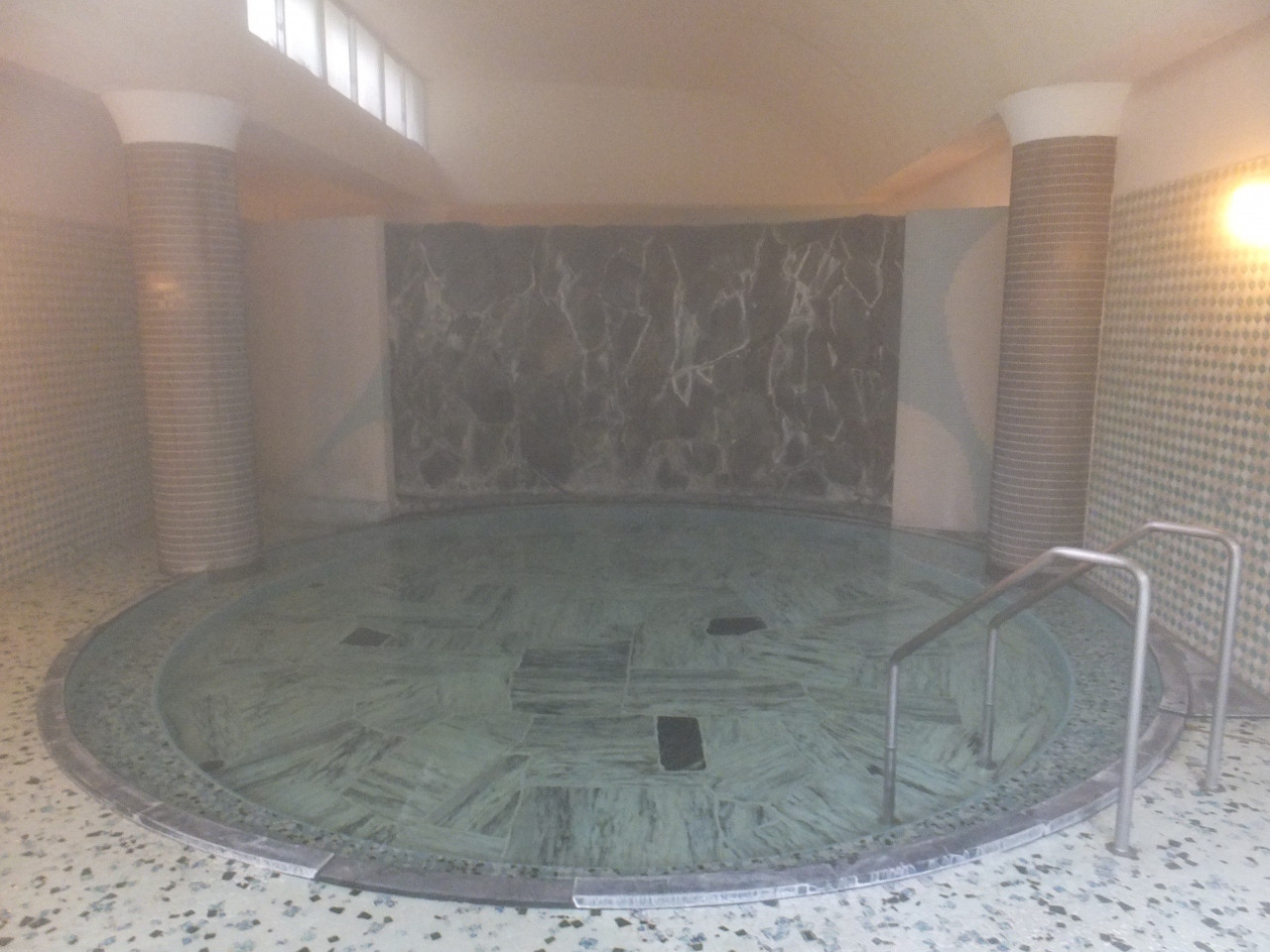 歴史的建造物の宿に泊まり、源泉掛け流しの温泉を堪能3928658