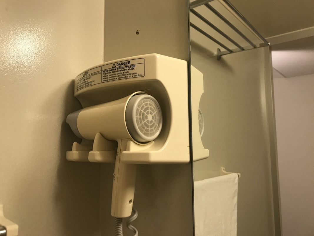 ユニットバスに固定設置されているドライヤー