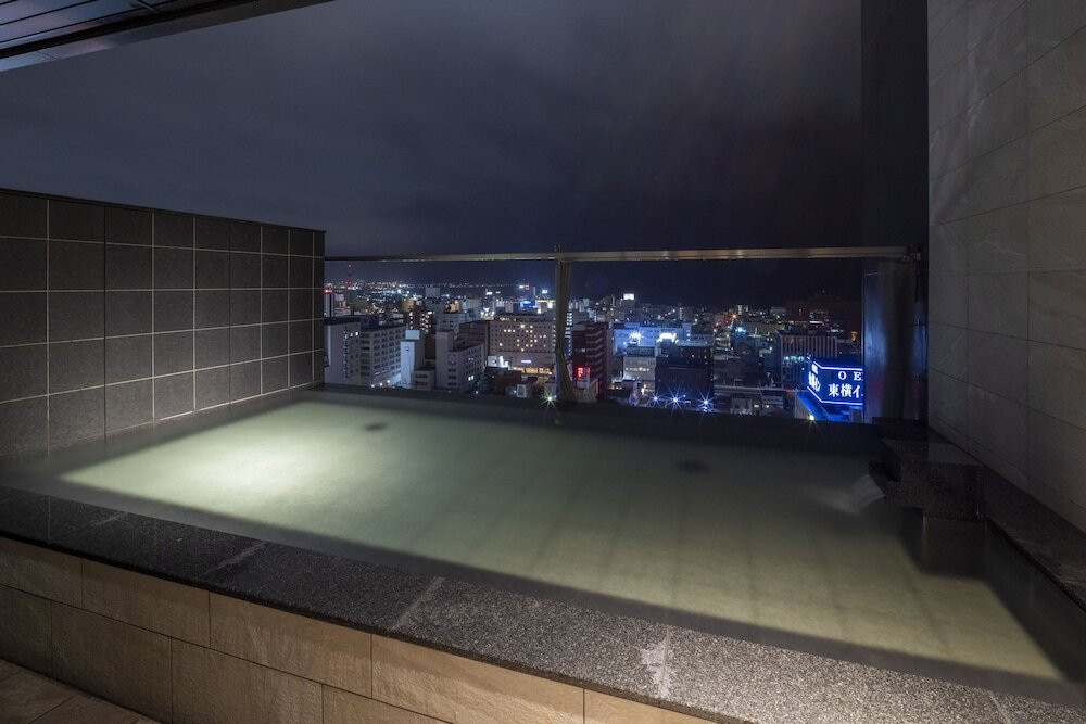 灯の湯の露天風呂 函館街並み(夜)