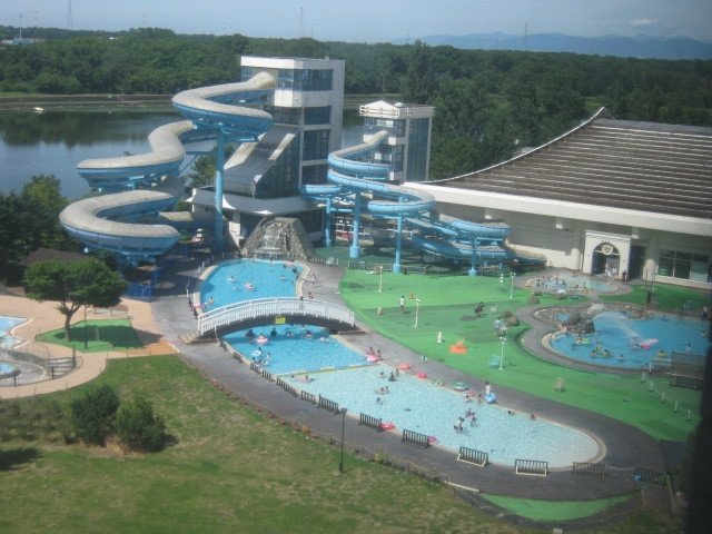 ７F客室から眺めたプールの様子