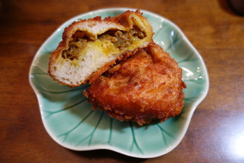 「進々堂 ポルタ店」料理 1224780 2017.02 カレーパンの断面、生地にやや偏りが：汗