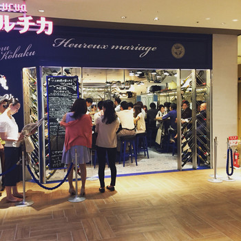 「赤白 ルクア大阪店」外観 55190 昼から混雑しています。
2015.05撮影