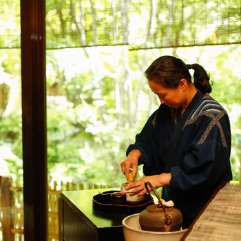 淹れたてのお茶で一服3709291