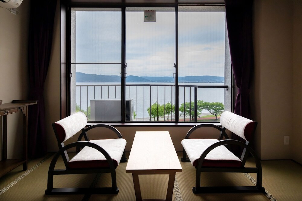 神秘のパワースポットへ。湖のほとりで心が満ちる滞在を3451281