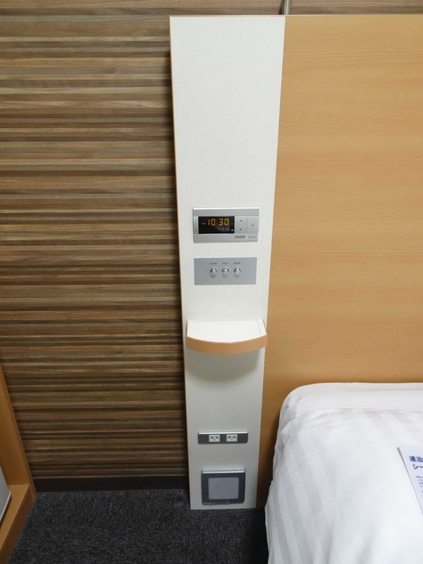 ベッド脇には、時計やコンセントがあります