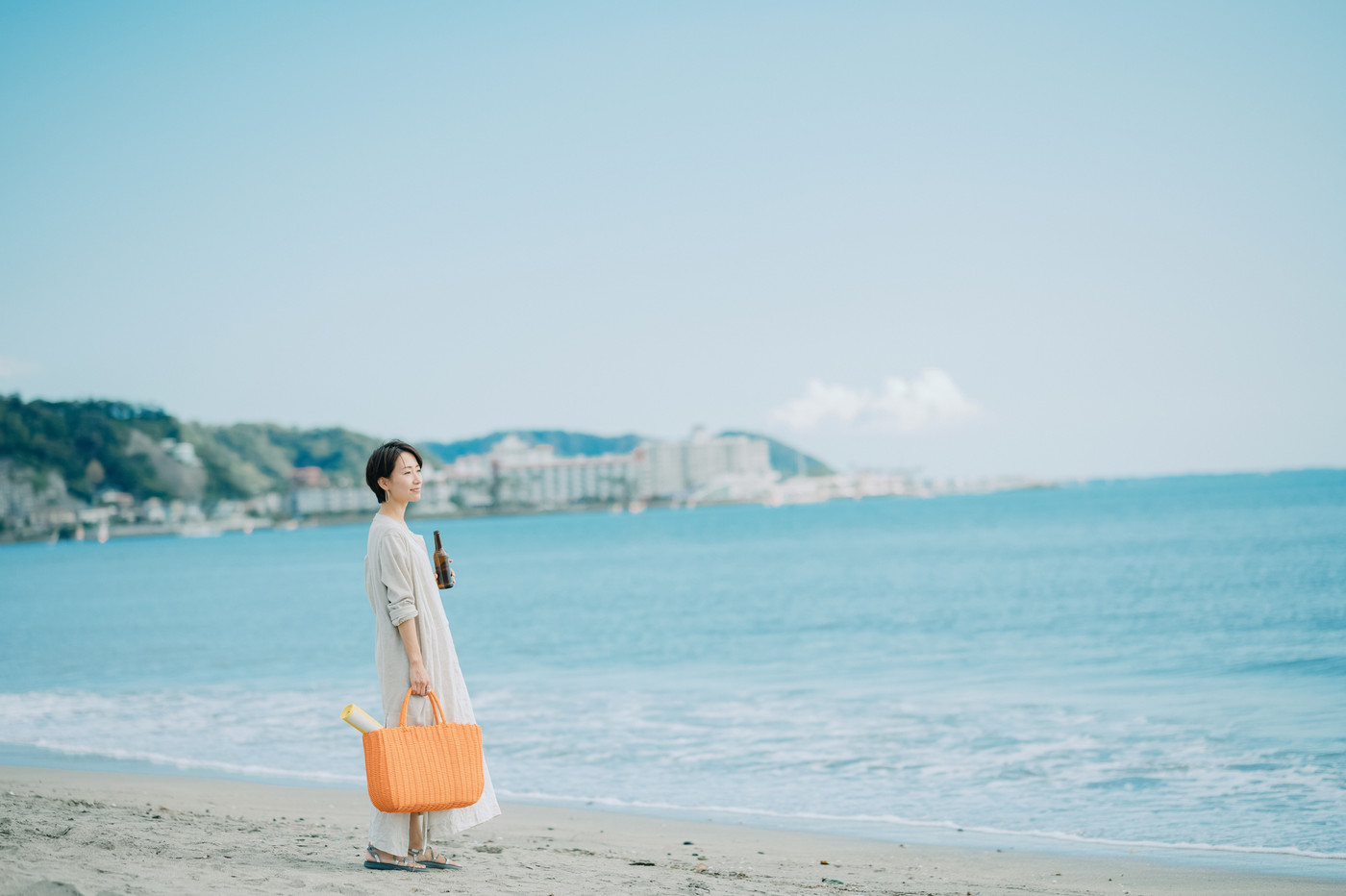 海にいる女性