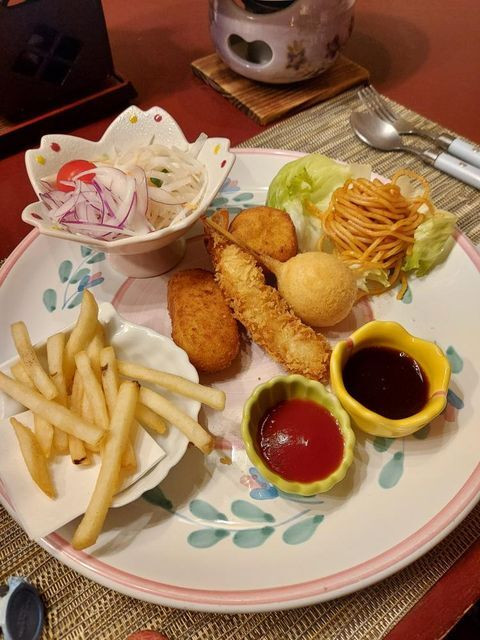 幼児向けの夕食はお子様ランチ風。"子どもの食事までもとても豪華で素晴らしかった”とのこと / 1
