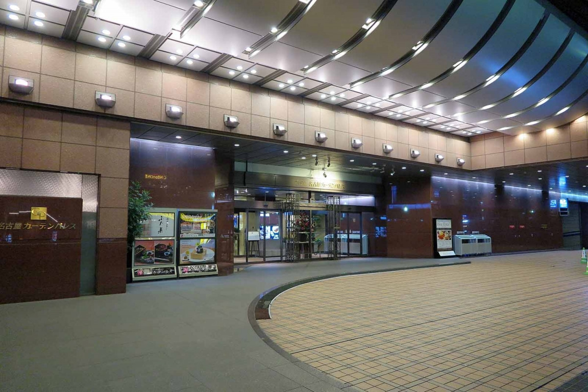 大きな車寄せのある玄関を入ると…