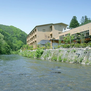 豊沢川のほとりに建つ、全室源泉掛け流し露天風呂付きの宿3731475