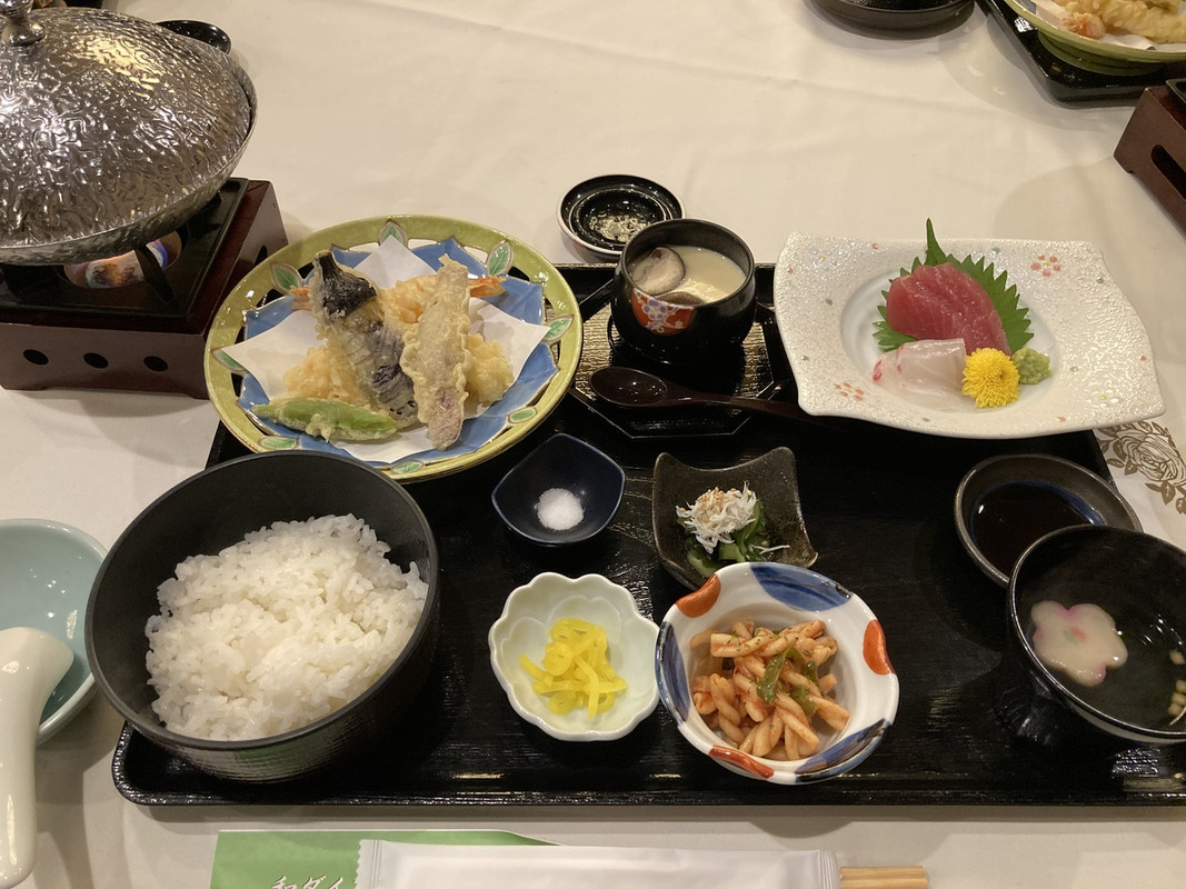 ツアーに含まれていた夕食です。