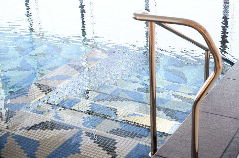 プールつき高級ホテルで、贅沢ステイを叶えよう4253053