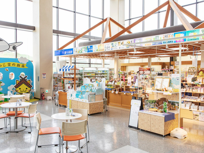 空港のショップには島根のお土産がずらり。帰りにまとめて購入できるので、手ぶらで観光を楽しめます