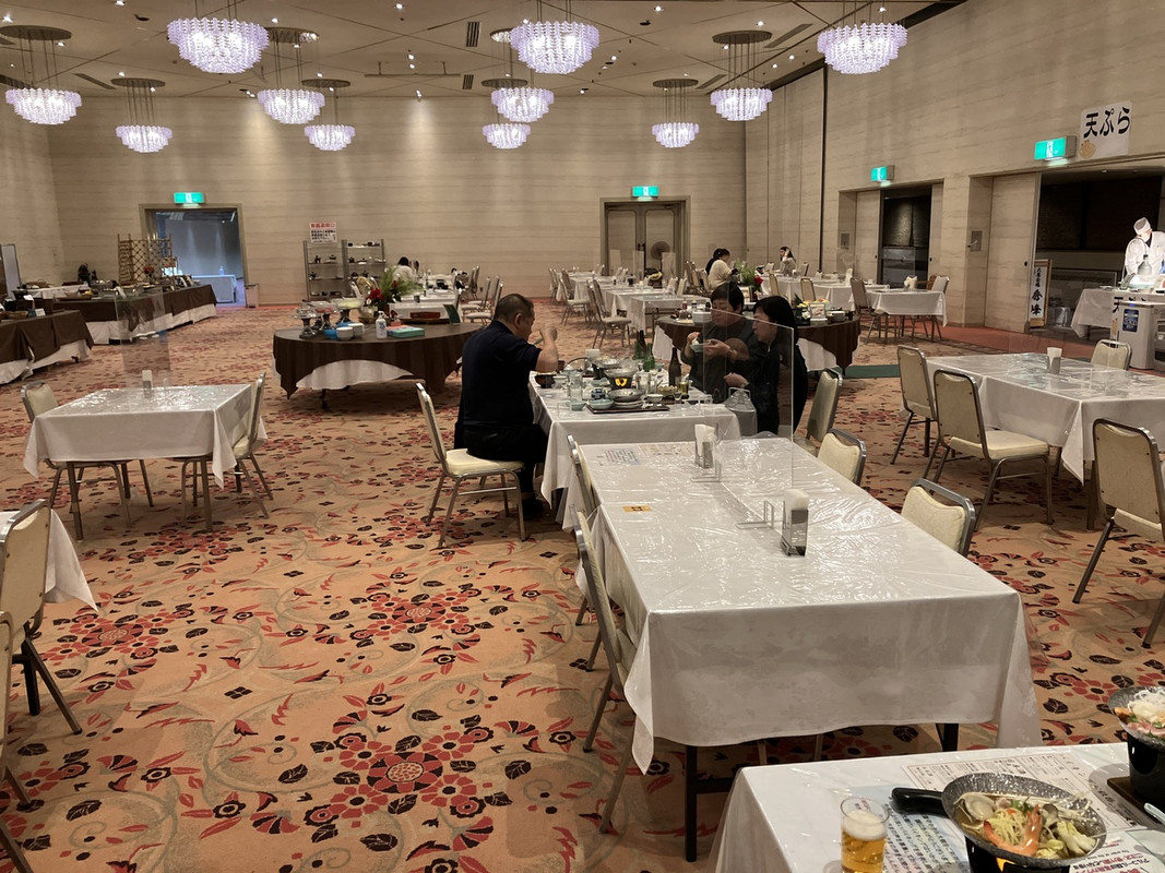 食事は大きな宴会場で