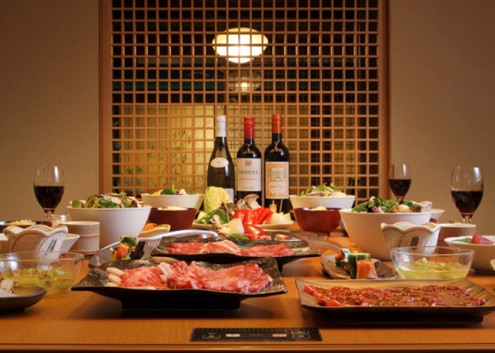 「料理茶屋 あさかの里」のお肉がたっぷりの“網焼き炙り会席”。赤ワインをペアリングして記念日ディナーにも◎