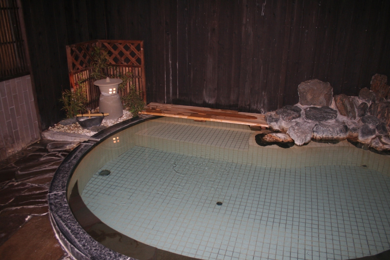 レトロな和風旅館で海鮮料理を堪能する4037517