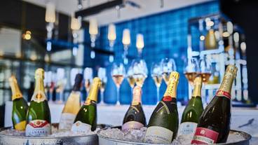 センタープール併設のVIPプールバー「Oasis」 / 6