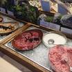 豪華な朝食の海鮮丼の具材