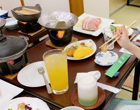 子ども用の会席にも立派なしゃぶしゃぶが。大人用の小鉢の代わりに、オムレツなどの食べやすい品に変更されている。小さな子連れにはお子様プレートも / 2