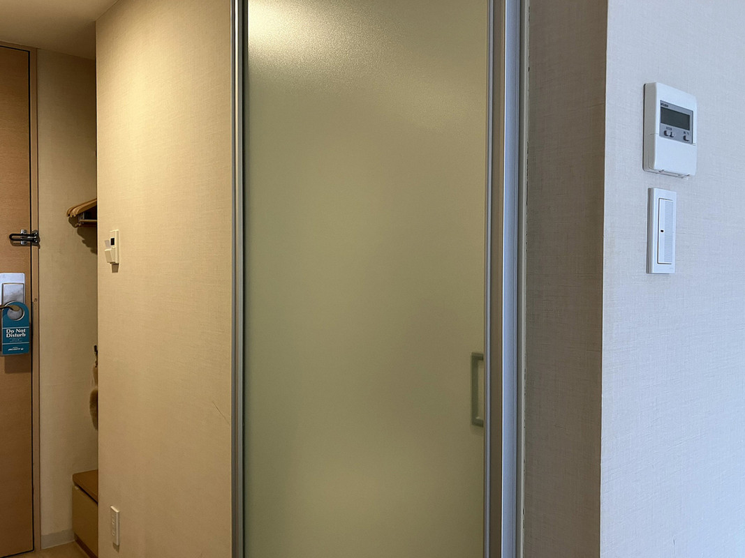 バスルームの扉は、明り取りの磨りガラス