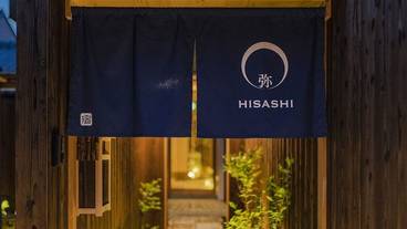 施設の正面 (日没後) / 4