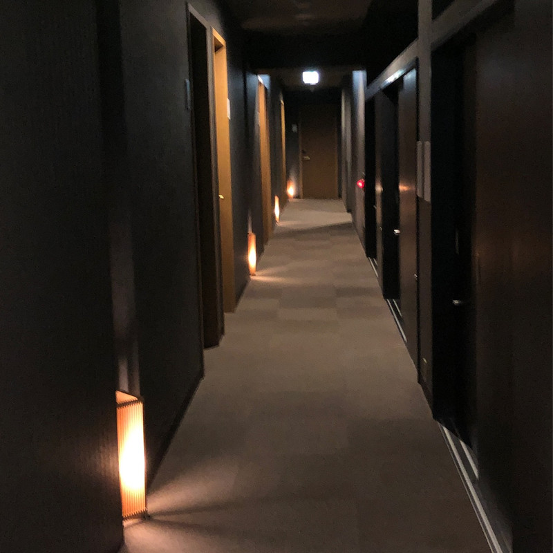 廊下は行燈を模したような照明で良い雰囲気