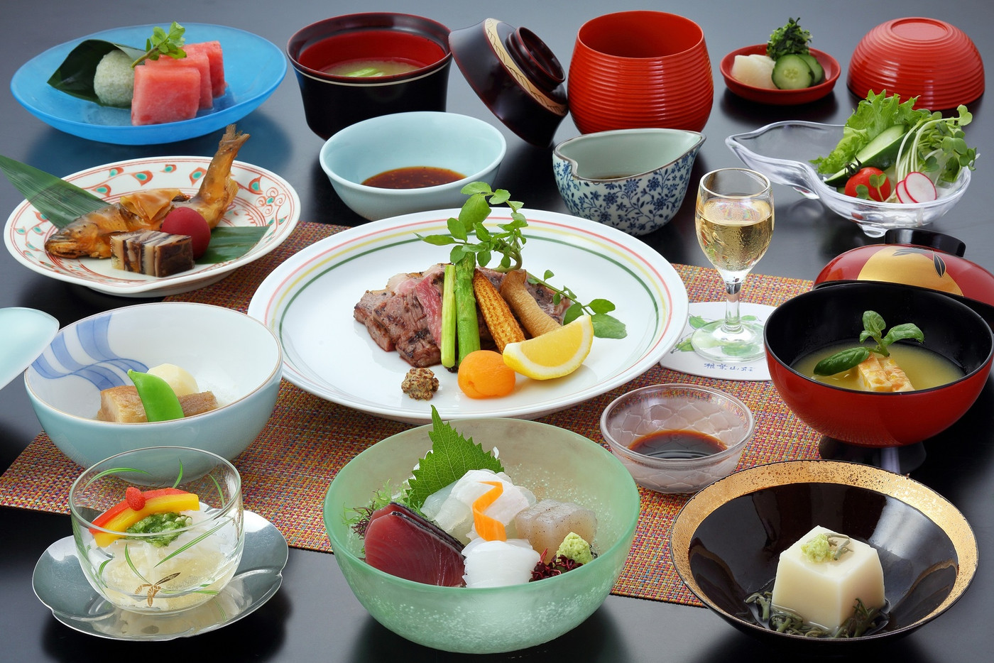 椎葉山麓の大自然に囲まれて和食会席に舌鼓3462723