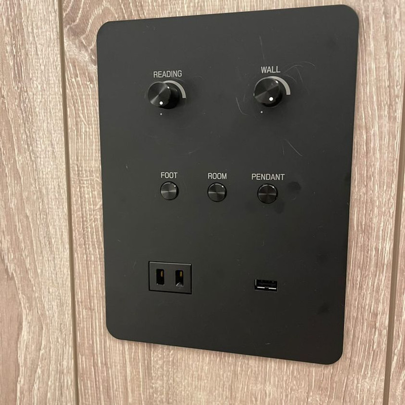 照明のボタンもブラックで統一され細かいところもおしゃれ / 8