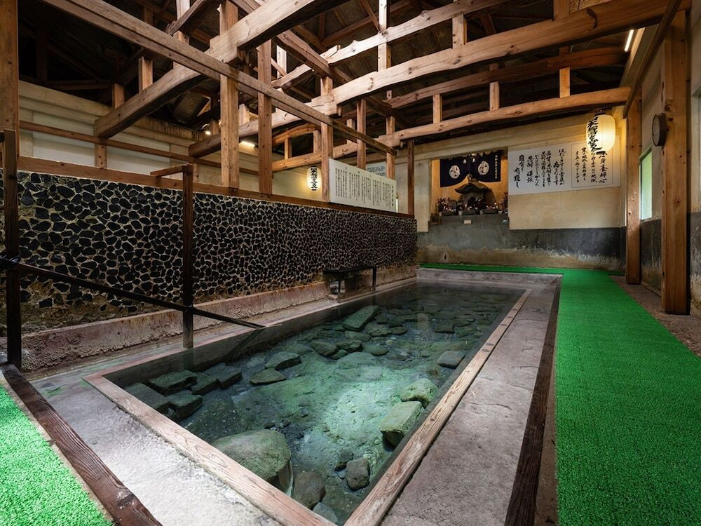 ひんやりとした「ぬる湯」で涼を堪能3506795