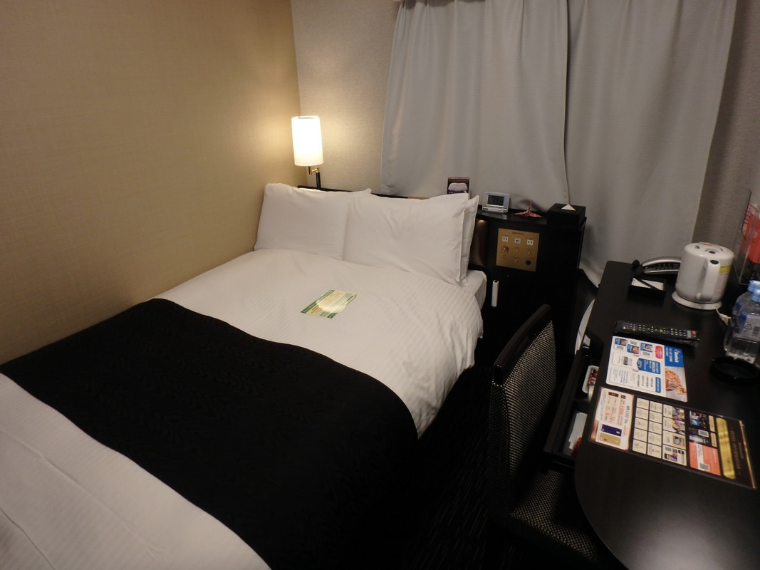 枕が窓側にあるベッド。なかなか珍しいかと