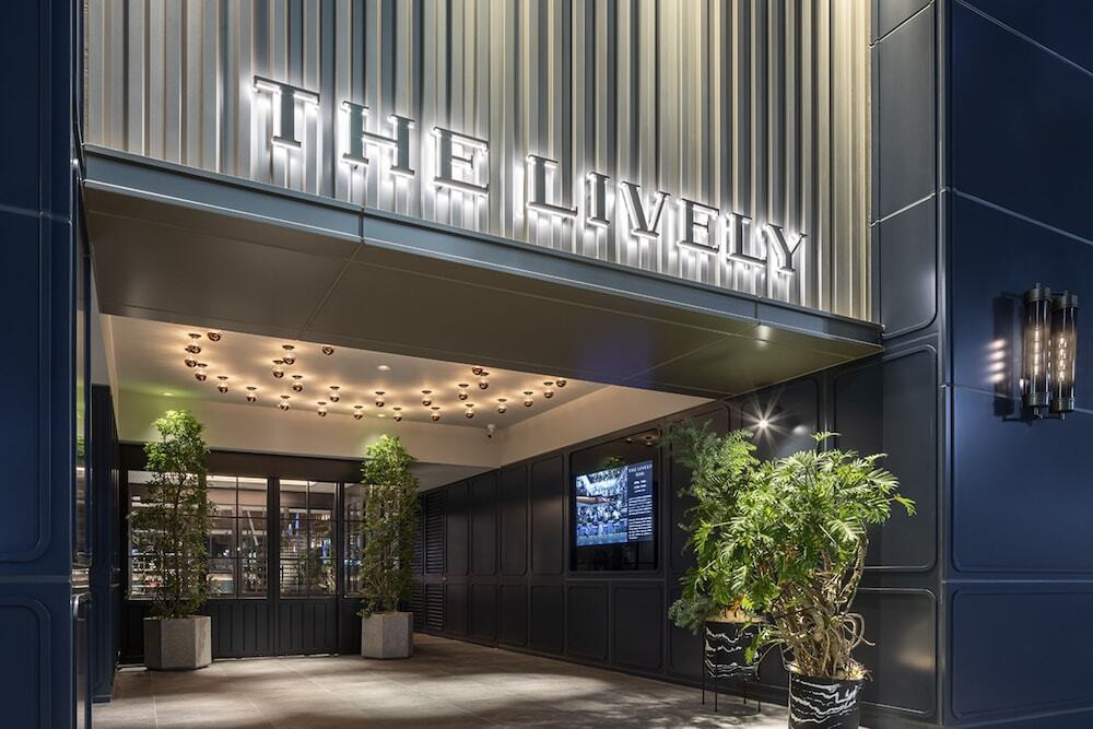 吹き抜けのおしゃれなバーで楽しめるフリービールが魅力3759143