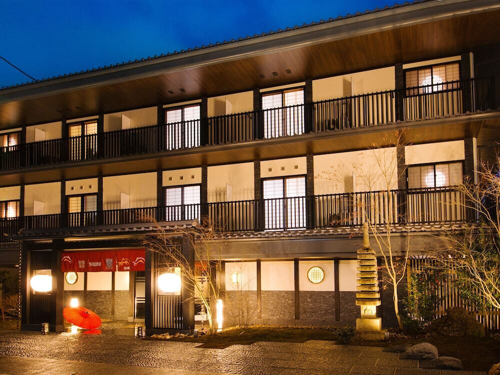 施設の正面 (日没後)