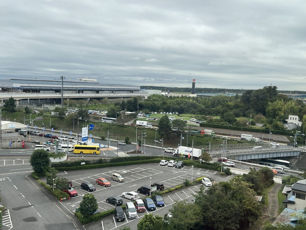 T2は目と鼻の先。空港までは近いが、空港からは大回り。