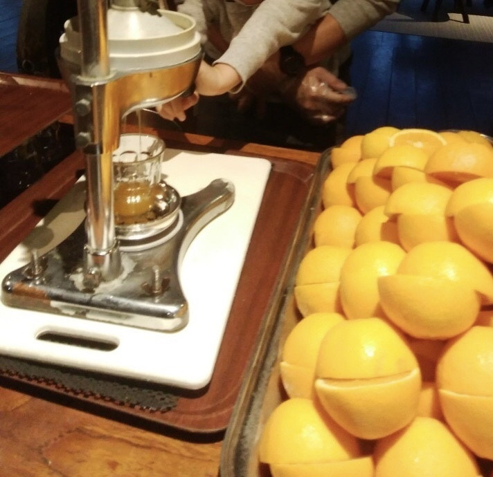 子どもに大人気！生オレンジジュース搾り