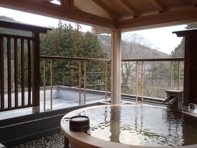 木の温もりあふれる展望露天風呂からのんびり山々を眺めてリラックス