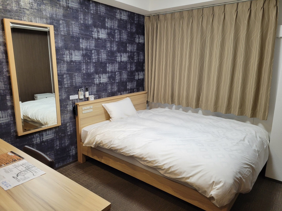 ベッドは大きめ