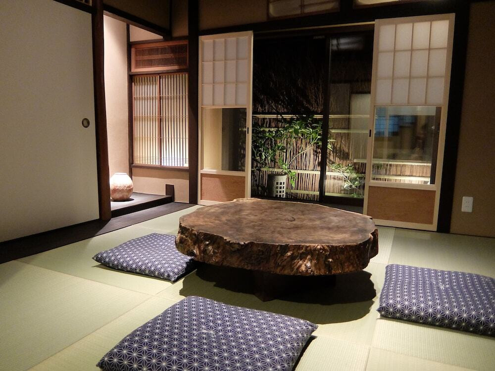 客室内のダイニングエリア