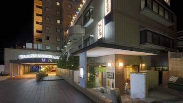 施設の正面 (日没後) / 2