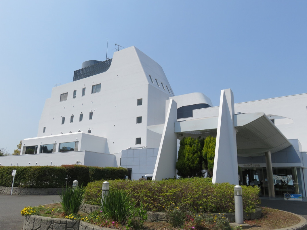 客船を模した外観