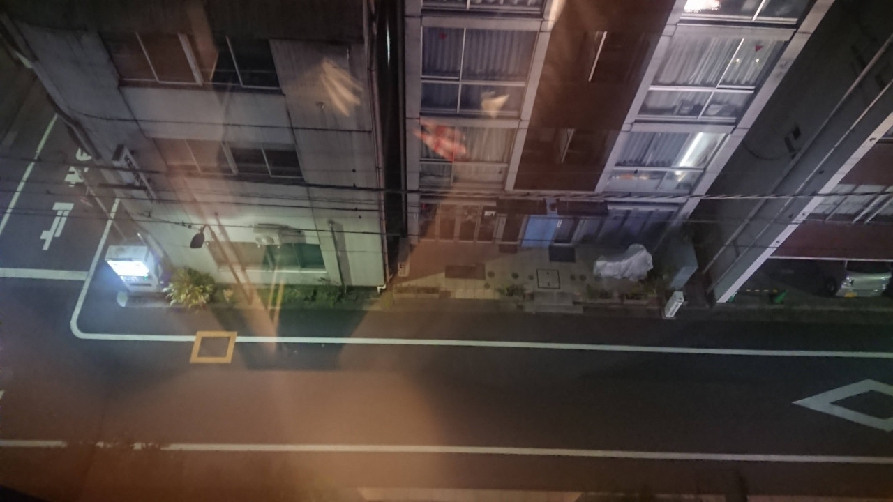 ビルの間です。