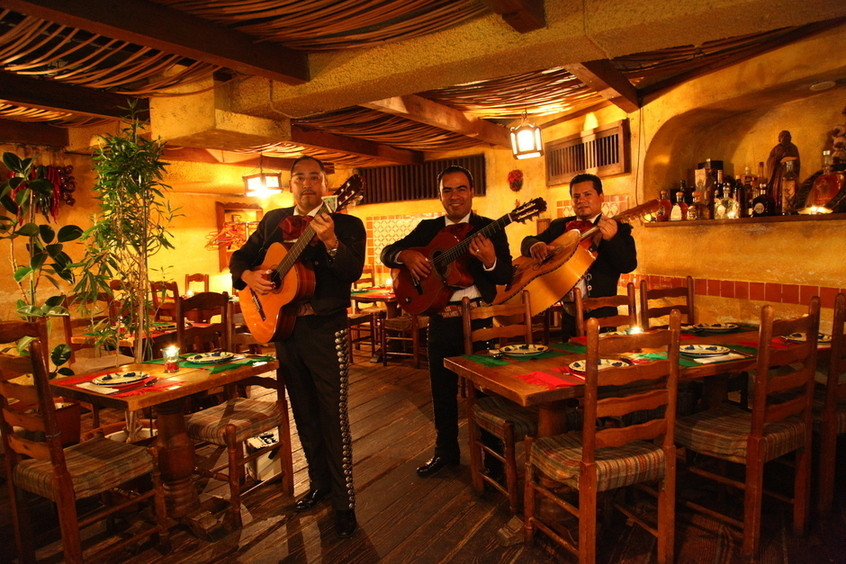 「フォンダ・デ・ラ・マドゥルガーダ」内観 58786 メキシコの3人組楽団「マリアッチ」