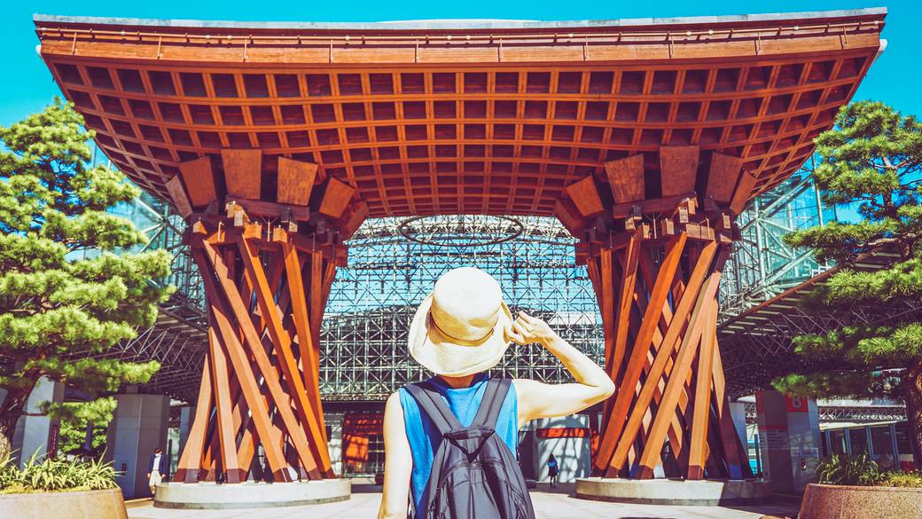 大迫力の鼓門が美しいJR金沢駅 / 1