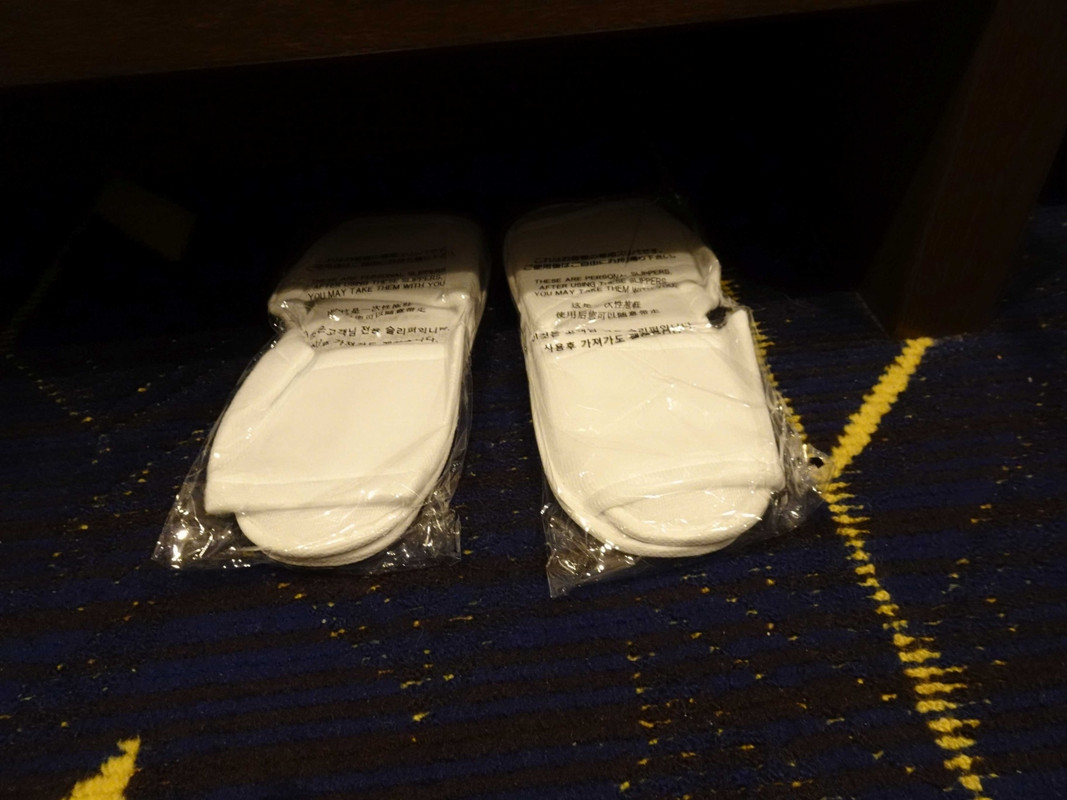 使い捨てタイプのスリッパ