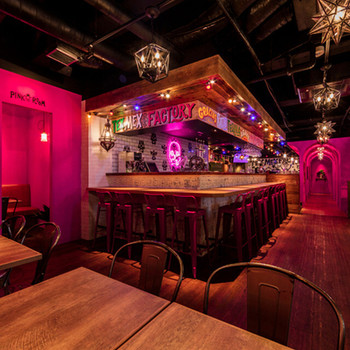 「TEXMEX FACTORY 渋谷神南店」内観 833104 バーカウンター周りのテーブルからの眺め