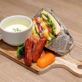 梅田ホリックホテル（大阪府 ビジネスホテル）：洋食メニューはアボカドやトマトなどを使ったヘルシーなサンドイッチのセット。 / 3
