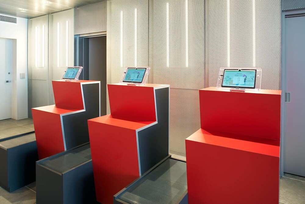 チェックイン / チェックアウト キオスク