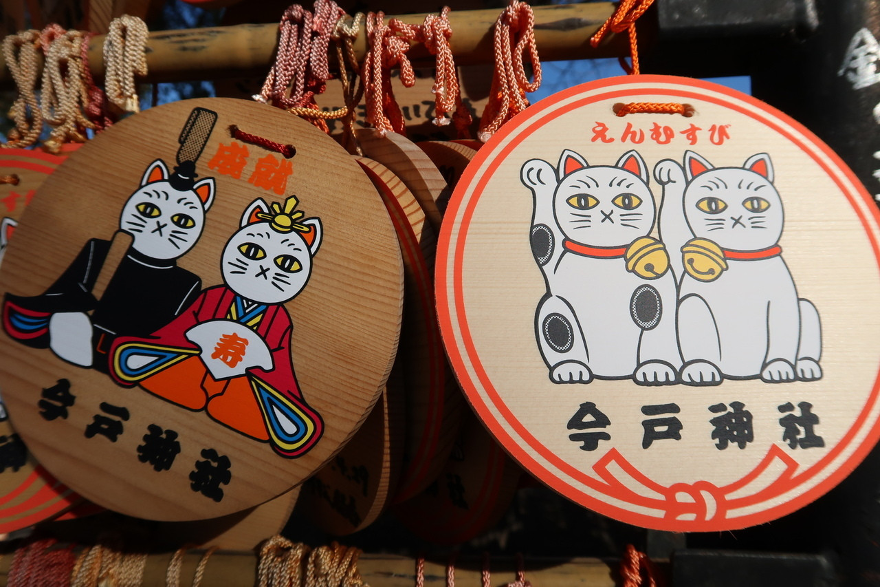 招き猫と縁結びで、女性に人気の神社　4090772