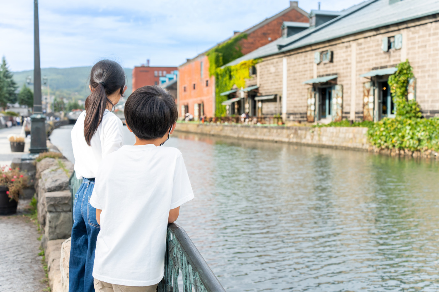 小樽運河を眺めている日本人の男の子と女の子