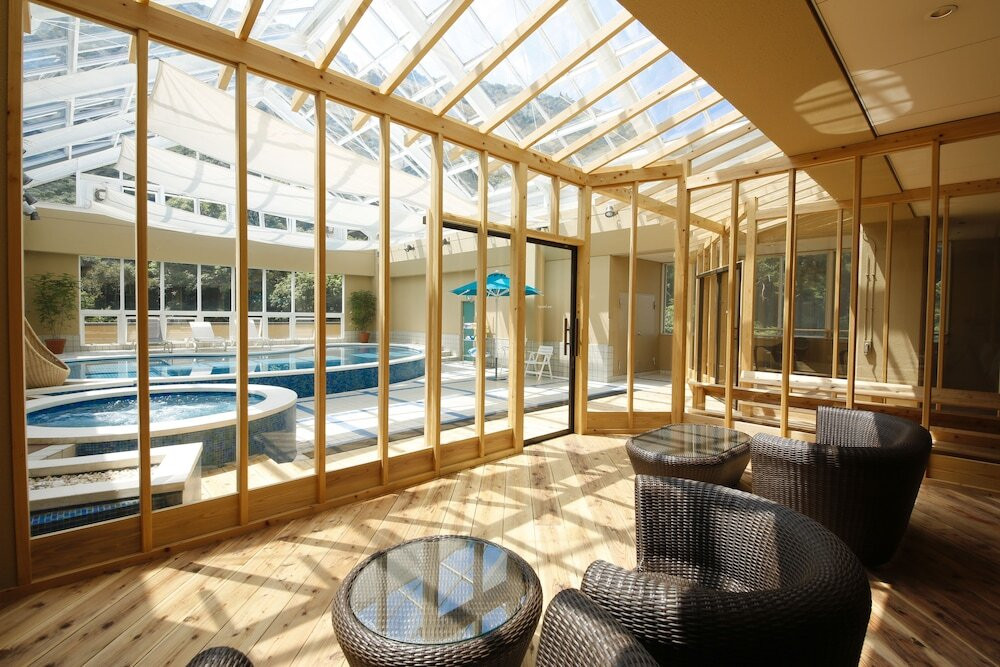 青い海と夜景を眺めるテラスにうっとり！温水プールも楽しめるホテル4262029