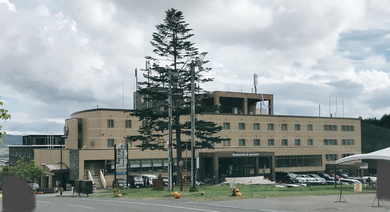 山側からみた外観